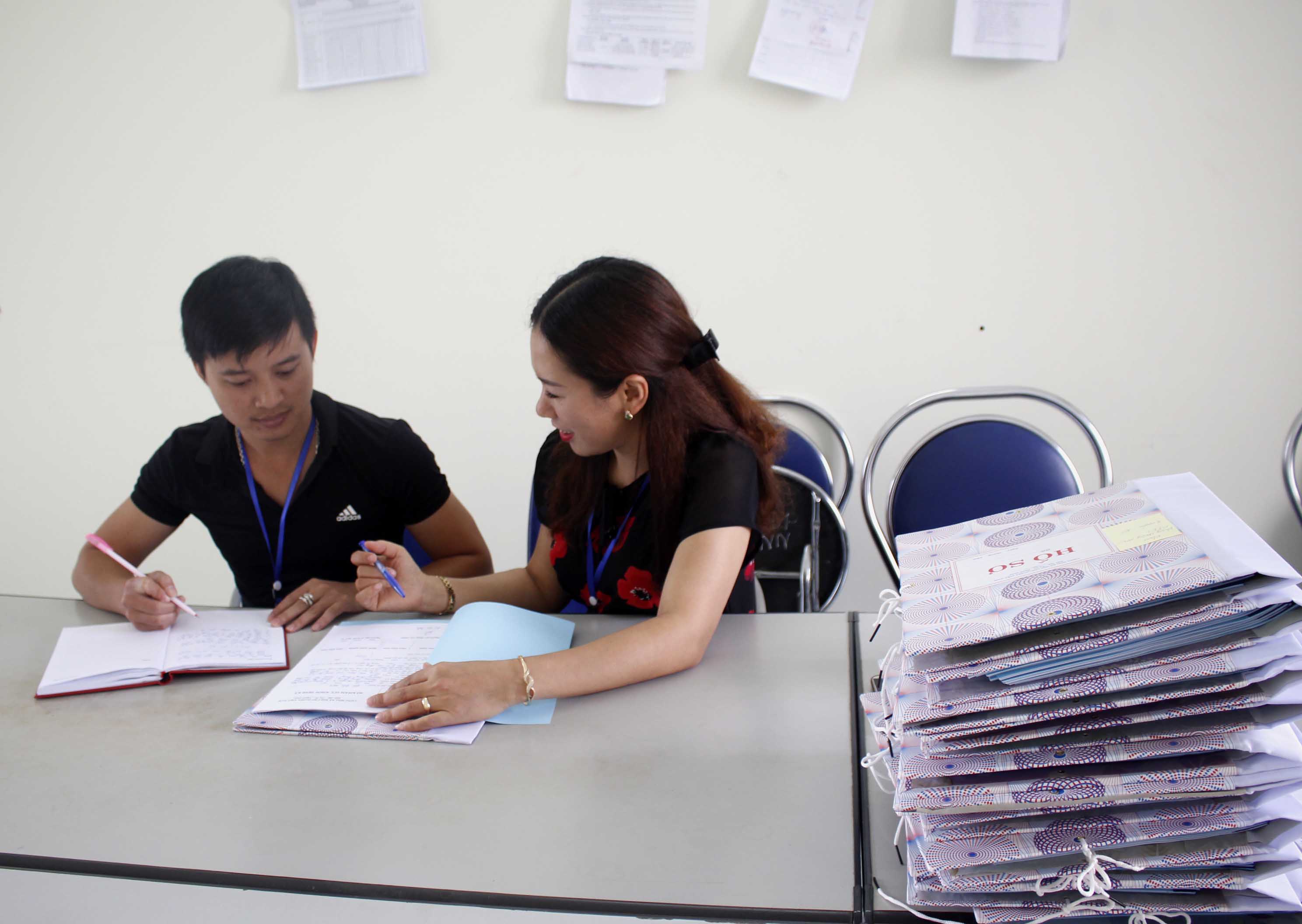  Chị Thúy thường xuyên trao đổi với đồng nghiệp về kế hoạch Chương trình nước sạch vệ sinh môi trường