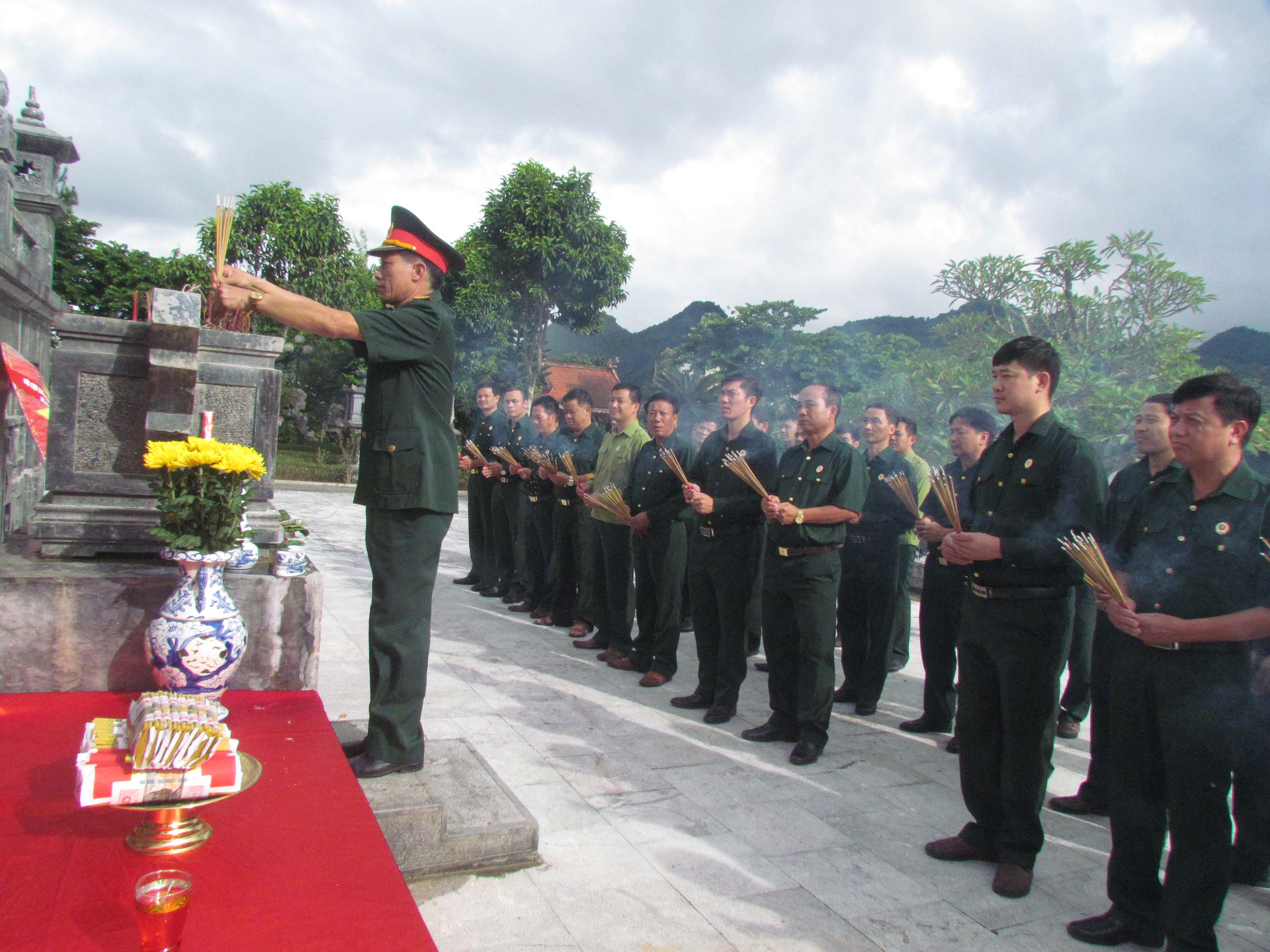 Hội viên CCB Khối các cơ quan tỉnh thắp hương tại Đài tưởng niệm các anh hùng liệt sỹ. Hội viên CCB Khối các cơ quan tỉnh thắp hương tại Đài tưởng niệm các anh hùng liệt sỹ.