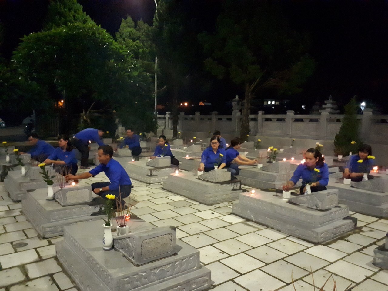 Đoàn viên, thanh niên huyện Tân Uyên thắp nến tri ân tại các phần mộ liệt sỹ.&nbsp;