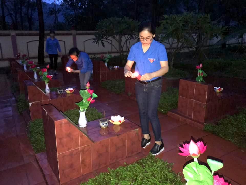 Đoàn viên, thanh niên thắp nến tri ân tại Nghĩa trang Liệt sỹ huyện&nbsp;Than Uyên