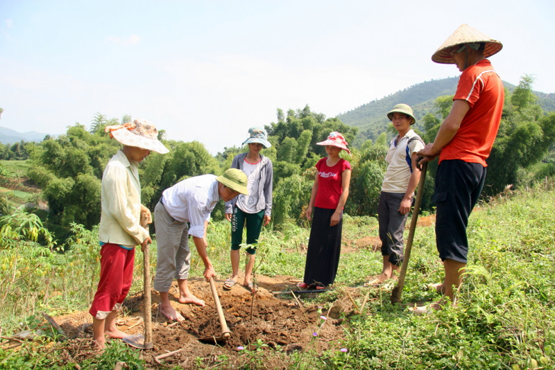 Cán bộ Trung tâm Giáo dục nghề nghiệp- Giáo dục thường xuyên huyện Than Uyên hướng dẫn bà con bản Nà Ban, xã Hua Nà chăm sóc cây ăn quả