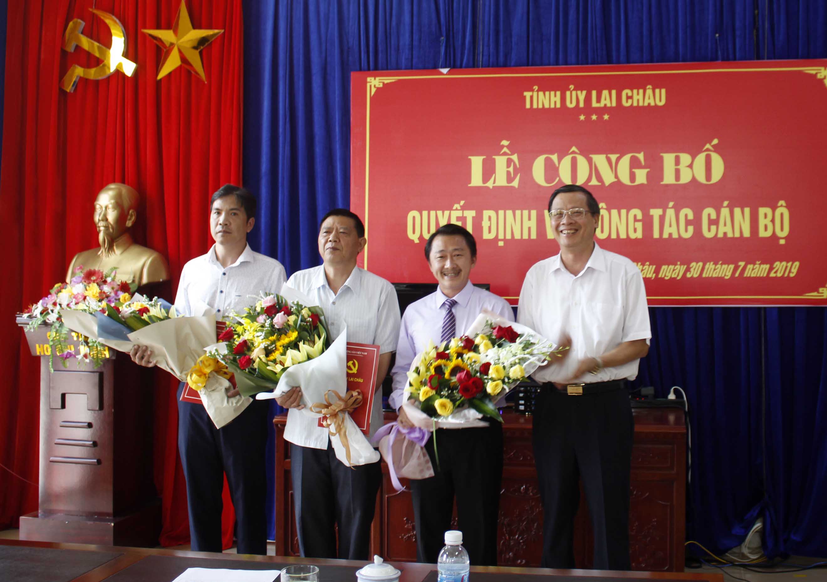 Đồng chí Vũ Văn Hoàn- Phó Bí thư thường trực tỉnh ủy, Chủ tịch HĐND trao các Quyết định về công tác cán bộ cho các đồng chí Ủy ban MTTQ Việt Nam tỉnh Lai Châu. 