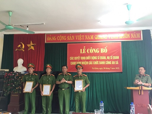 Đại tá Bùi Gia Lượt – Phó Giám đốc Công an tỉnh trao quyết định cho các đồng chí được điều động.