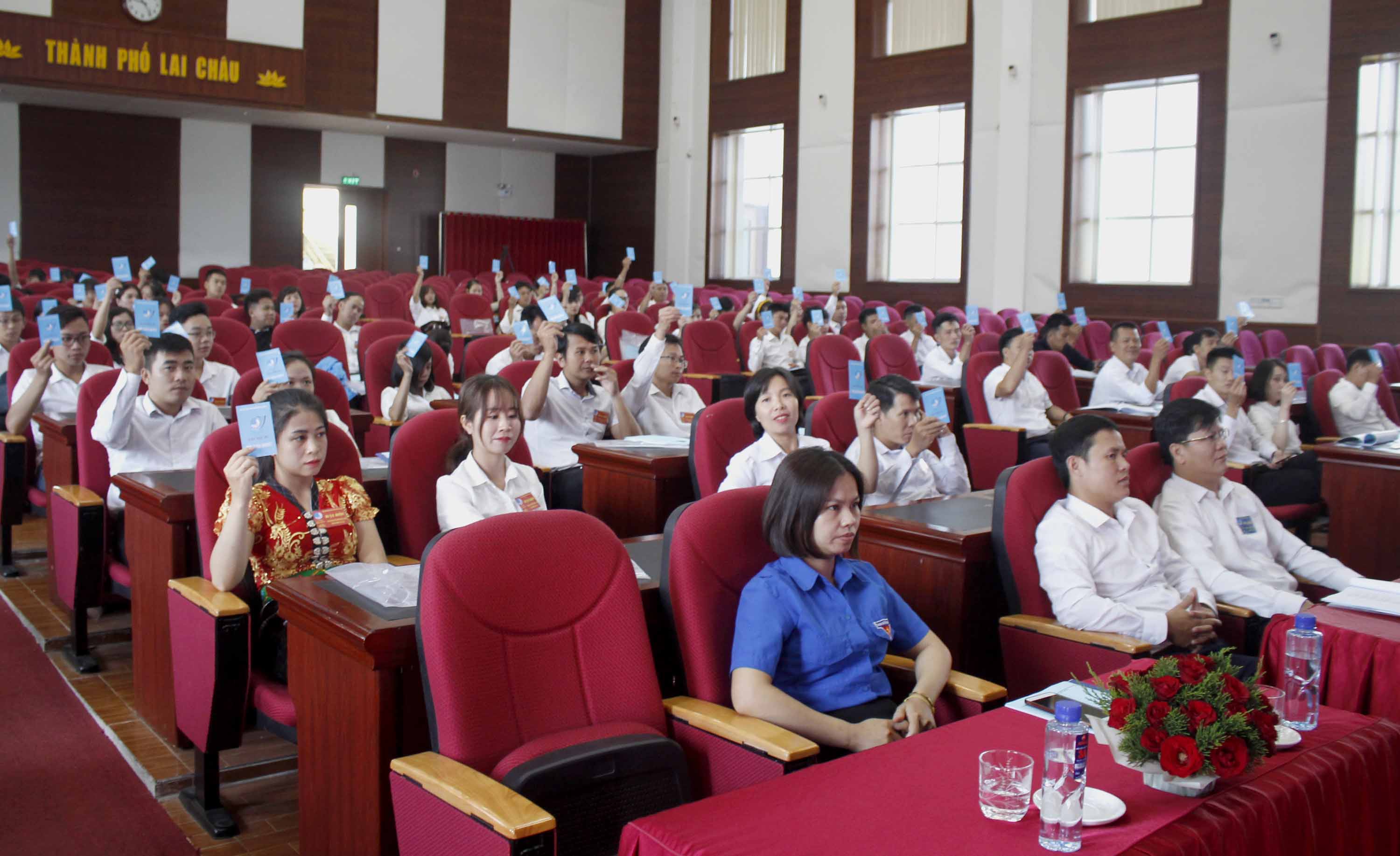 Các đại biểu biểu quyết hiệp thương bầu chức danh Chủ tịch Ủy ban Hội LHTN Việt Nam thành phố Lai Châu khóa III, nhiệm kỳ 2019-2024. 