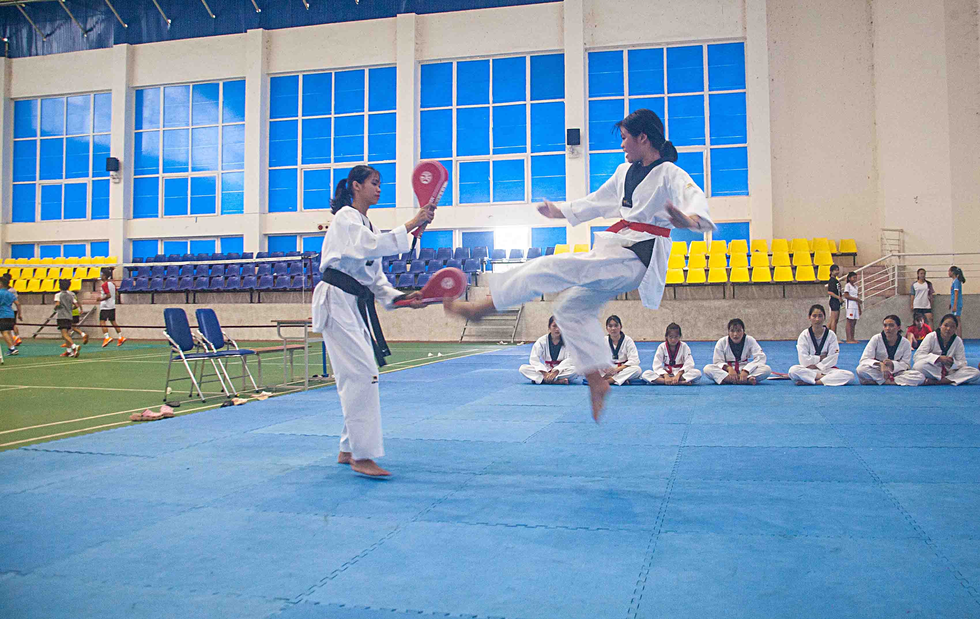 Giờ tập kỹ thuật phối hợp đá đích tốc độ cao của thầy và trò huấn luyện viên Nguyễn Văn Hùng.