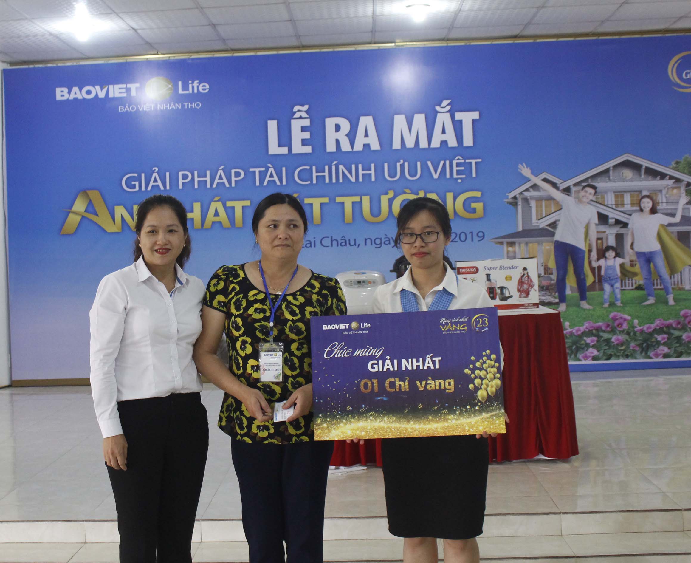 Bà Tẩn Thị Minh Phượng- Giám đốc Công ty Bảo Việt Nhân thọ Lai Châu trao quà cho khách hàng may mắn trúng giải tại Lễ ra mắt sản phẩm “An Phát Cát Tường” Bà Tẩn Thị Minh Phượng- Giám đốc Công ty Bảo Việt Nhân thọ Lai Châu trao quà cho khách hàng may mắn trúng giải tại Lễ ra mắt sản phẩm “An Phát Cát Tường”