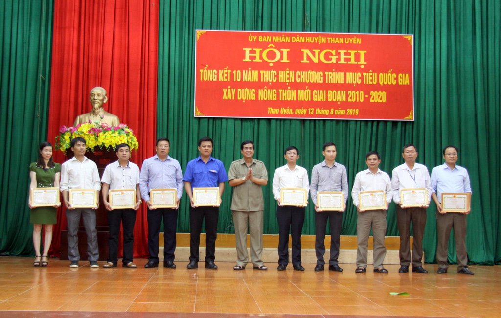 Đồng chí Hoàng Văn Hiêng – Chủ tịch UBND huyện Than Uyên trao giấy khen cho các tập thể có thành tích xuất sắc trong thực hiện Chương trình xây dựng NTM giai đoạn 2010-2020.