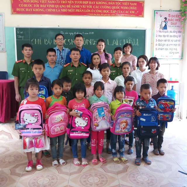Tặng 12 suất quà cho học sinh nghèo, hiếu học