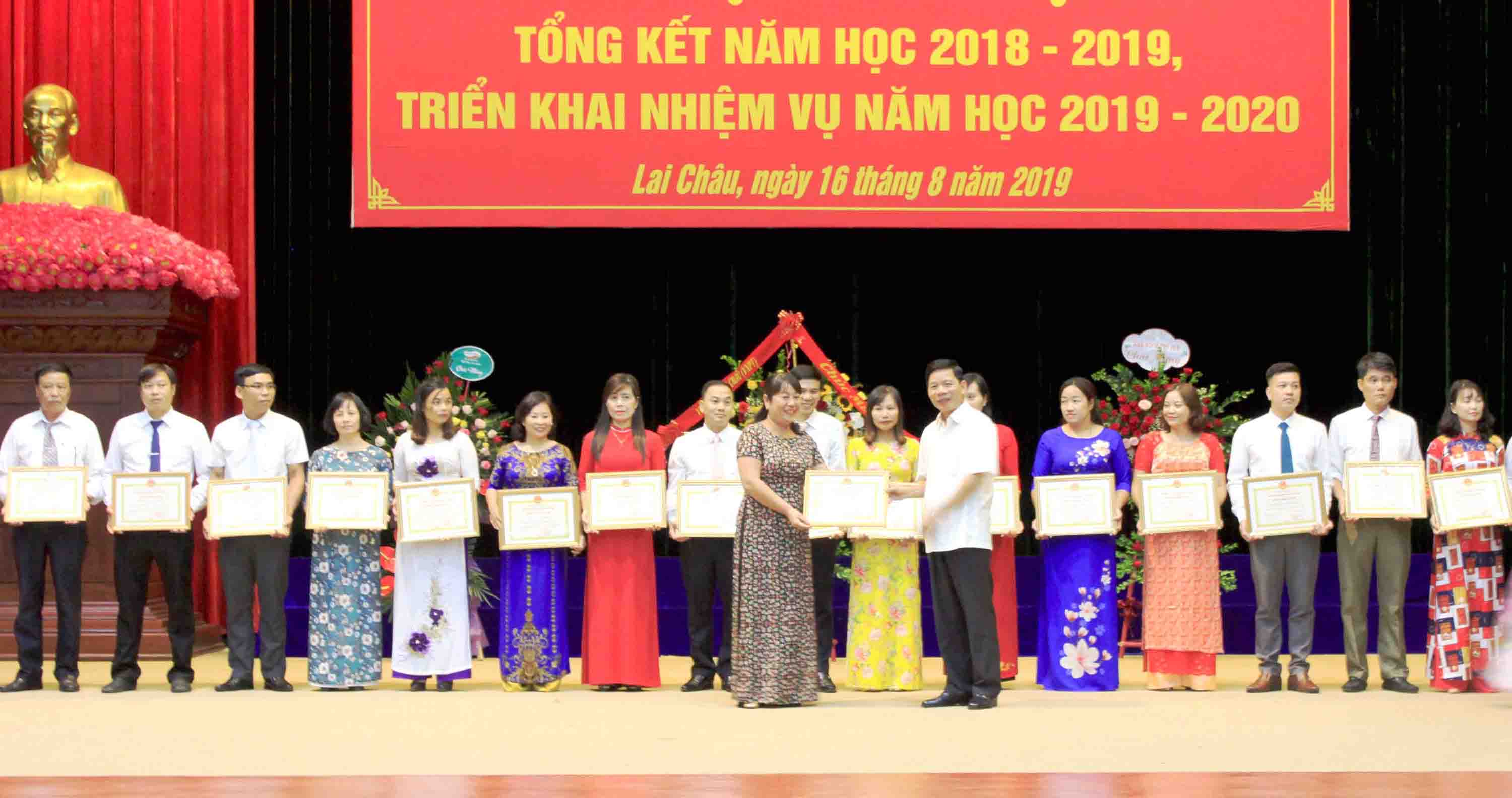 677 tập thể, cá nhân ngành Giáo dục - Đào tạo tỉnh được khen thưởng
