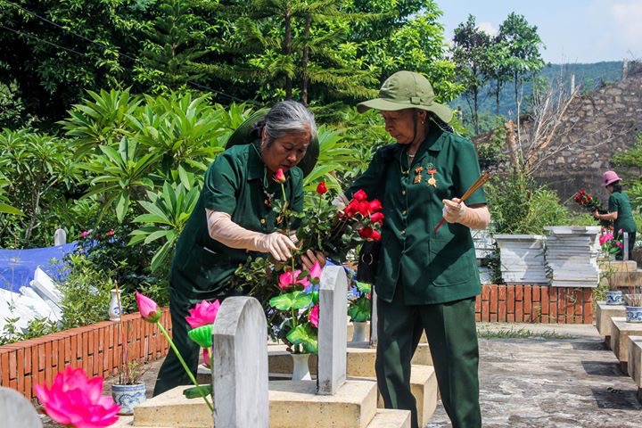 Cựu TNXP thành phố Lai Châu viếng nghĩa trang liệt sỹ xã Chăn Nưa, huyện Sìn Hồ.