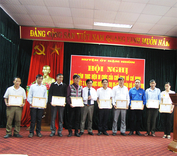 Đồng chí Trần Đức Vương - Ủy viên Ban Thường vụ, Trưởng Ban Tuyên giáo Tỉnh ủy tặng giấy khen cho các tập thể 