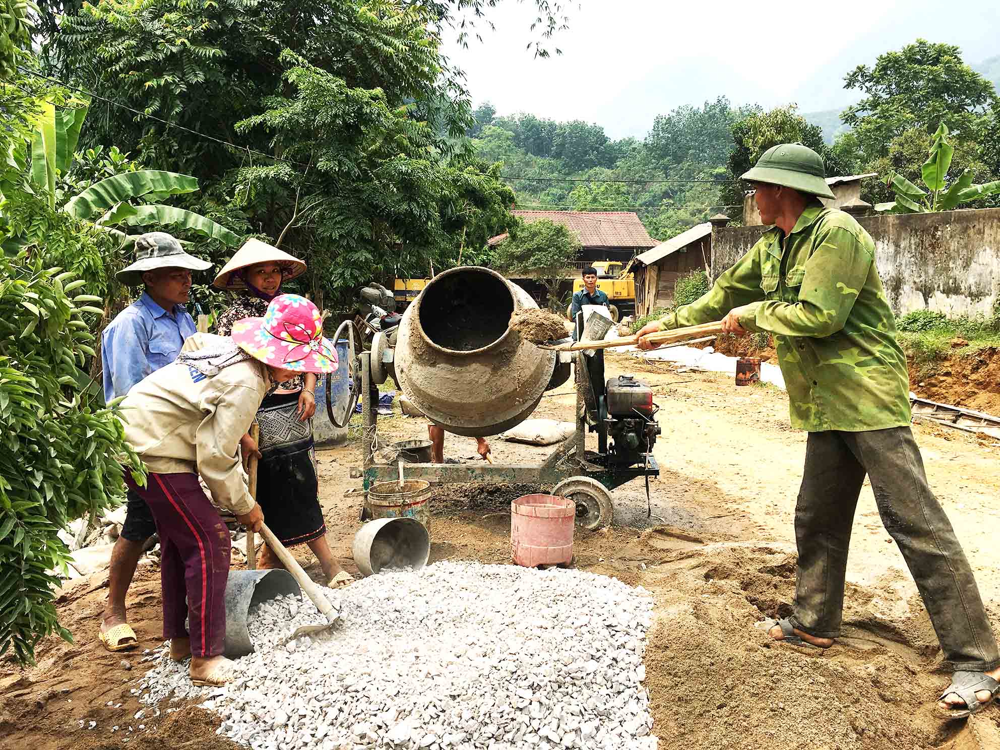 ba con trong ban can ho lam duong