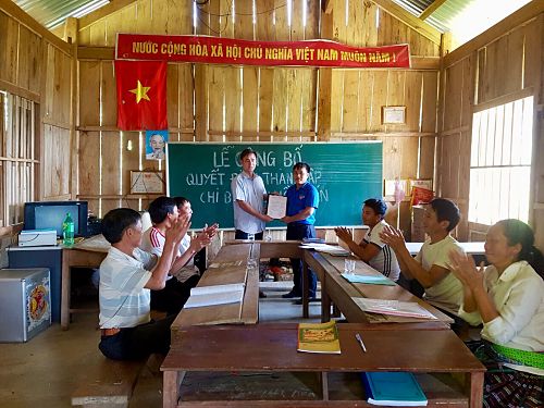 Đồng chí Nguyễn Khắc Tiệp - Bí thư Đảng ủy xã Pu Sam Cáp trao Quyết định thành lập cho Chi bộ bản Hồ Sì Pán.