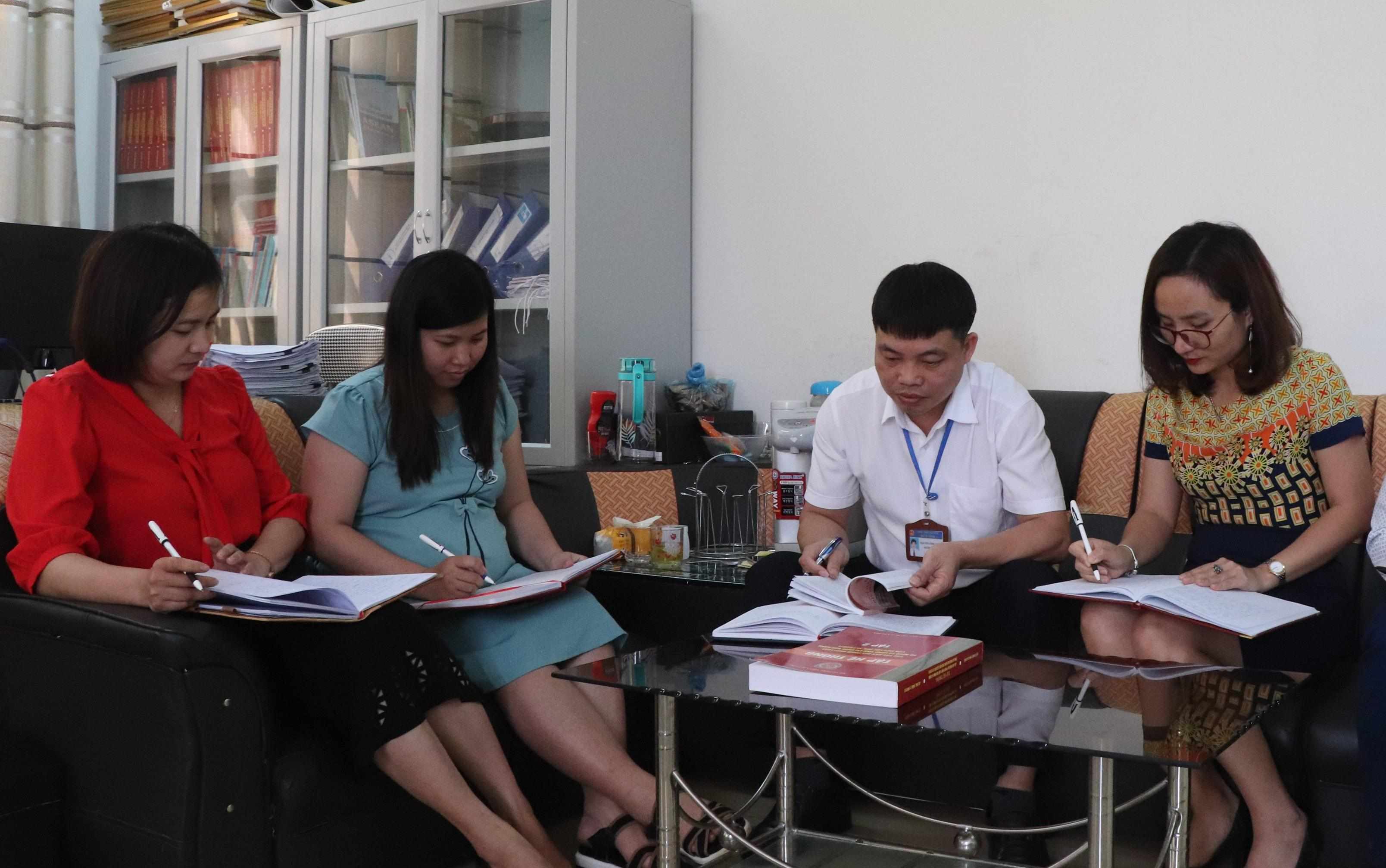 Cán bộ Sở Tư pháp trao đổi kinh nghiệm thẩm định văn bản quy phạm pháp luật.