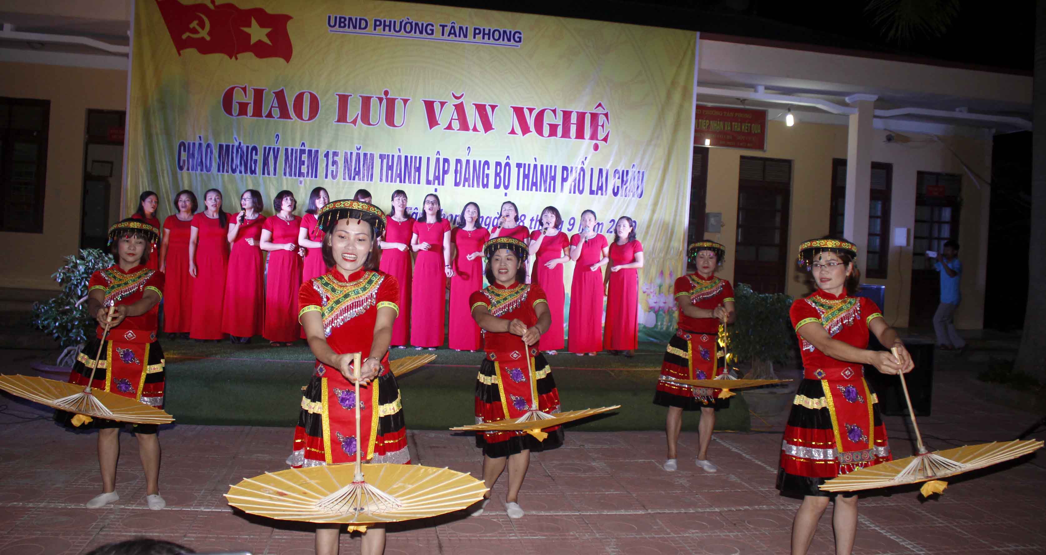 Tiết mục Hát múa “Bản mình yêu cô lắm”- tập thể giáo viên trường Tiểu học số 2