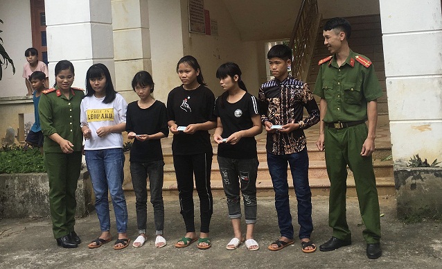 Cán bộ, chiến sỹ trao chứng minh nhân dân cho các cháu học sinh tại Trung tâm Bảo trợ xã hội tỉnh.