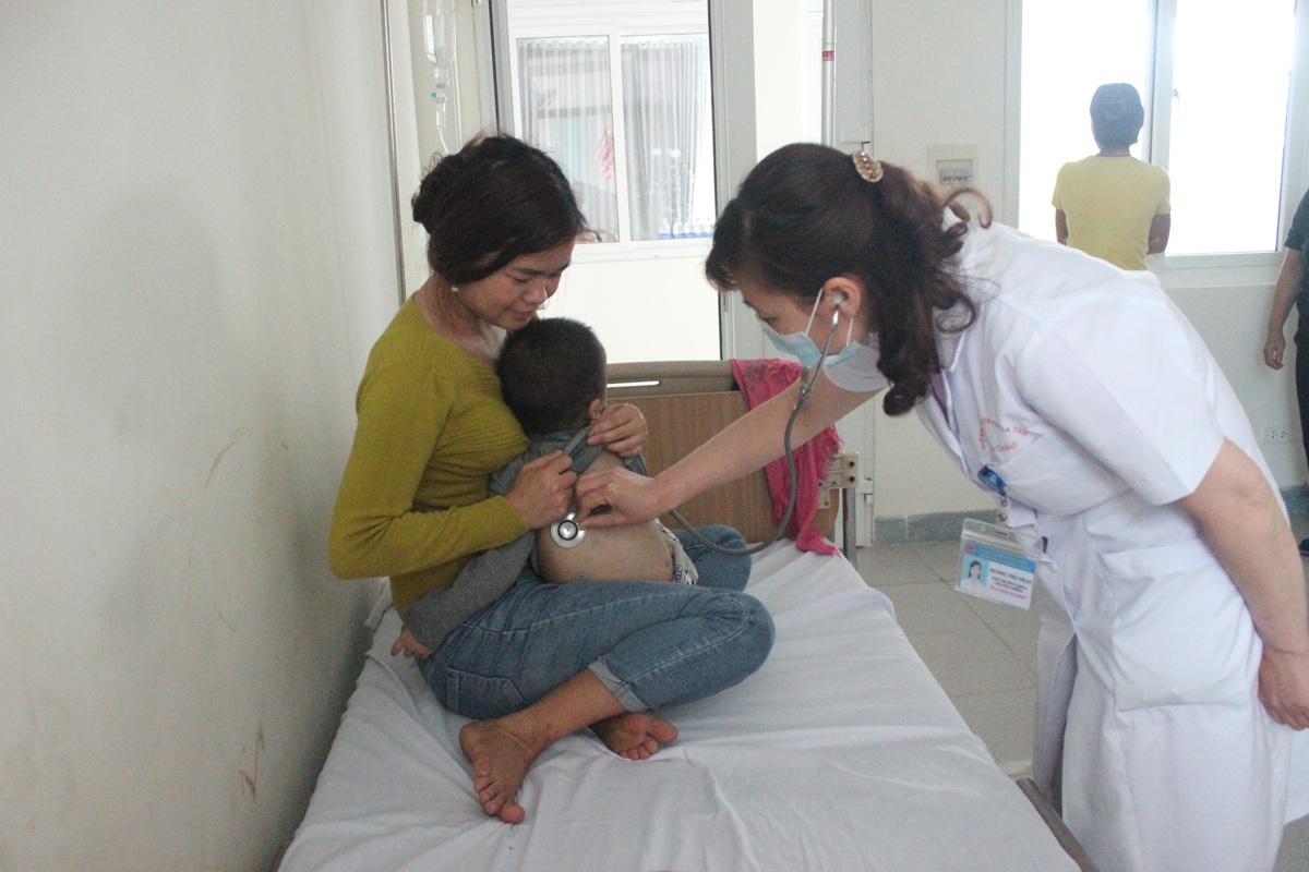 Cán bộ, đảng viên BVĐK luôn chú trọng công tác khám, chữa bệnh cho bệnh nhân