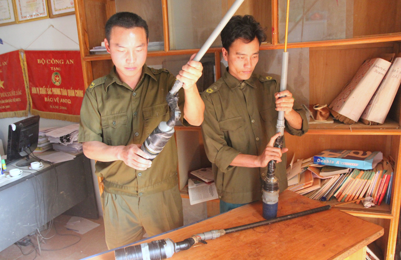 Công an xã Pú Đao thu hồi súng tự chế do người dân giao nộp.