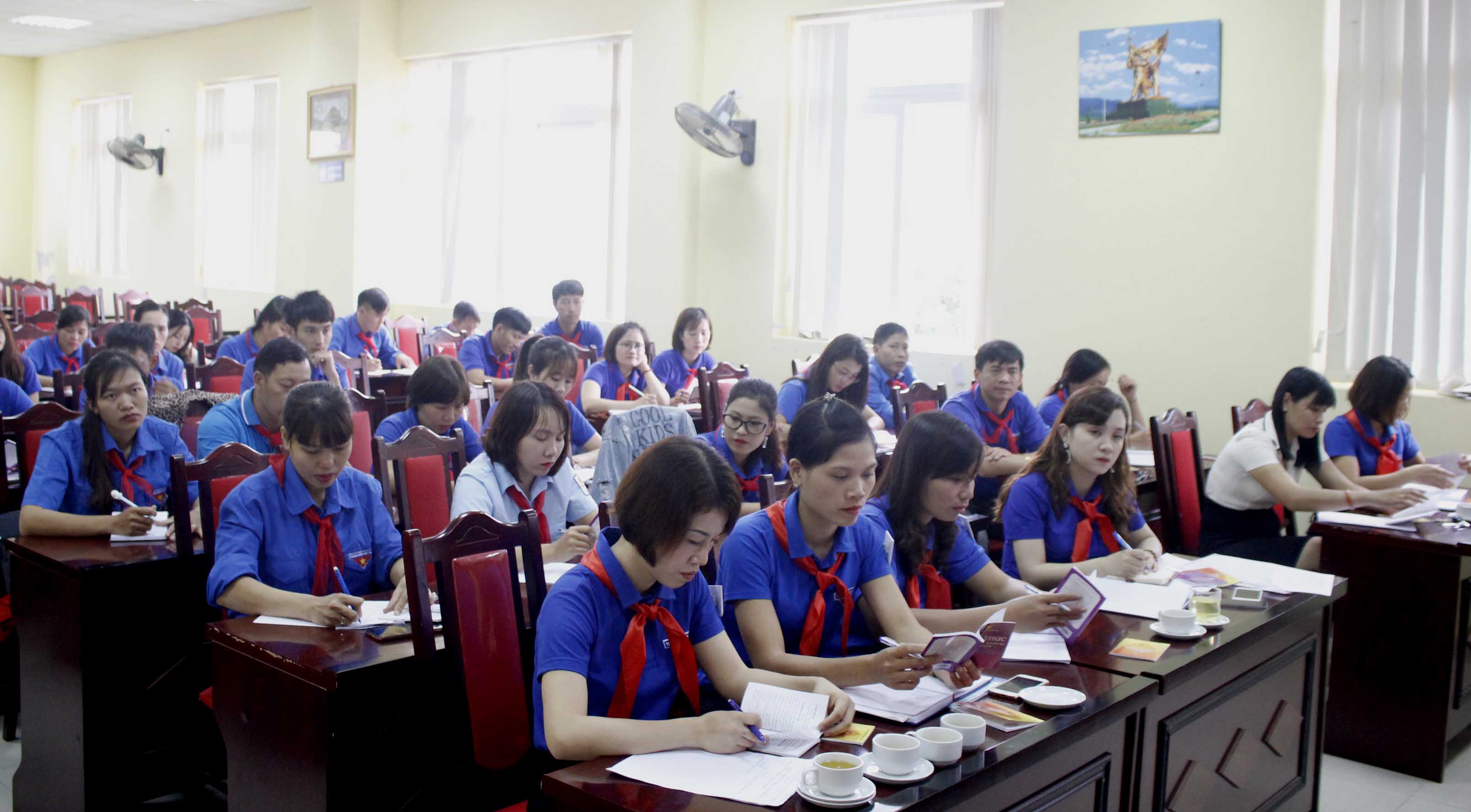 Các học viên tham gia lớp bồi dưỡng lý luận chính trị, nghiệp vụ, kỹ năng công tác Đội
