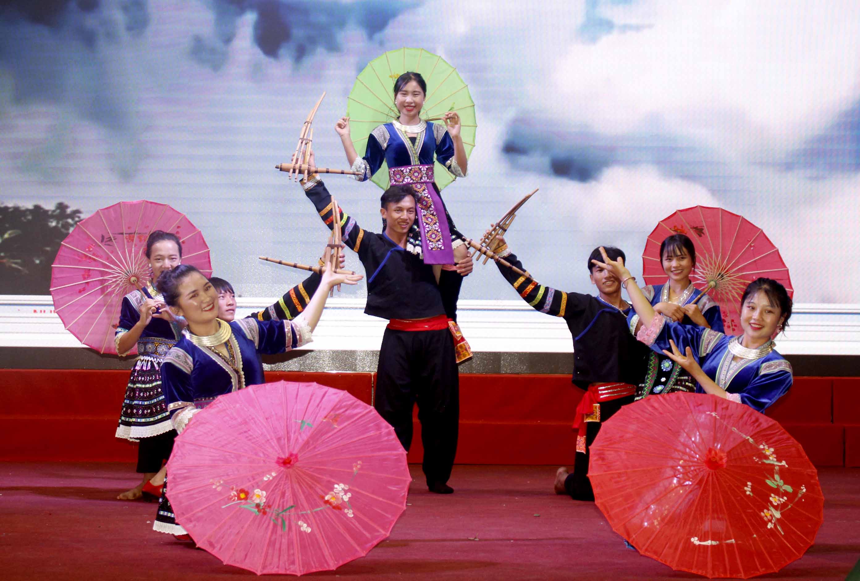 Tiết mục múa “gặp gỡ” của đội văn nghệ xã Nậm Loỏng biểu diễn tại chương trình Giao lưu truyền thống “Bản tình ca- Nơi biên cương Tổ quốc”. 