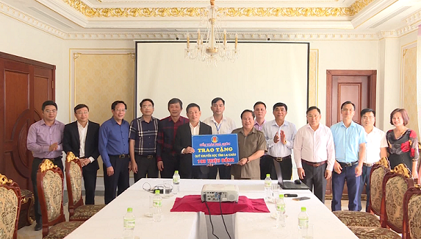 Đồng chí Tống Thanh Hải nhận số tiền 100 triệu đồng dành cho quỹ khuyến học tỉnh do Kiểm toán nhà nước trao tặng