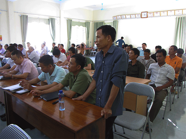 Cử tri xã Mường Mô kiến nghị với Đoàn Đại biểu Quốc hội.