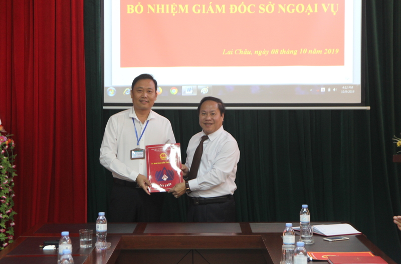 Đồng chí Tống Thanh Hải - Ủy viên Ban Thường vụ Tỉnh ủy trao Quyết định bổ nhiệm Giám đốc sở Ngoại vụ cho đồng chí Đinh Quang Tuấn.