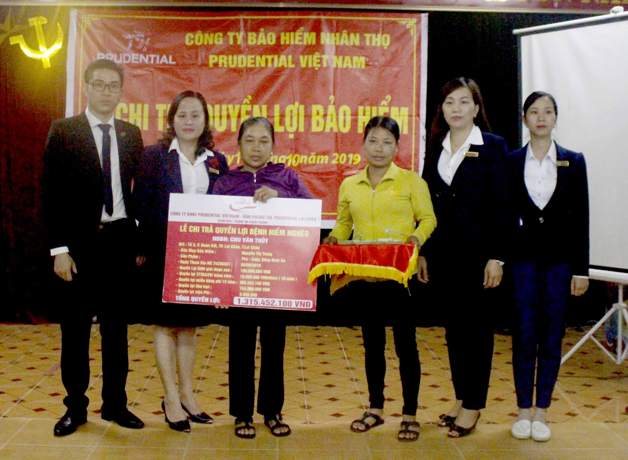 Văn phòng Tổng đại lý Công ty Bảo hiểm Nhân thọ (BHNT) Prudential Lai Châu số 1 chi trả quyền lợi bảo hiểm cho người nhà của anh Chu Văn Thủy (tổ 3, phường Đoàn Kết, thành phố Lai Châu).  