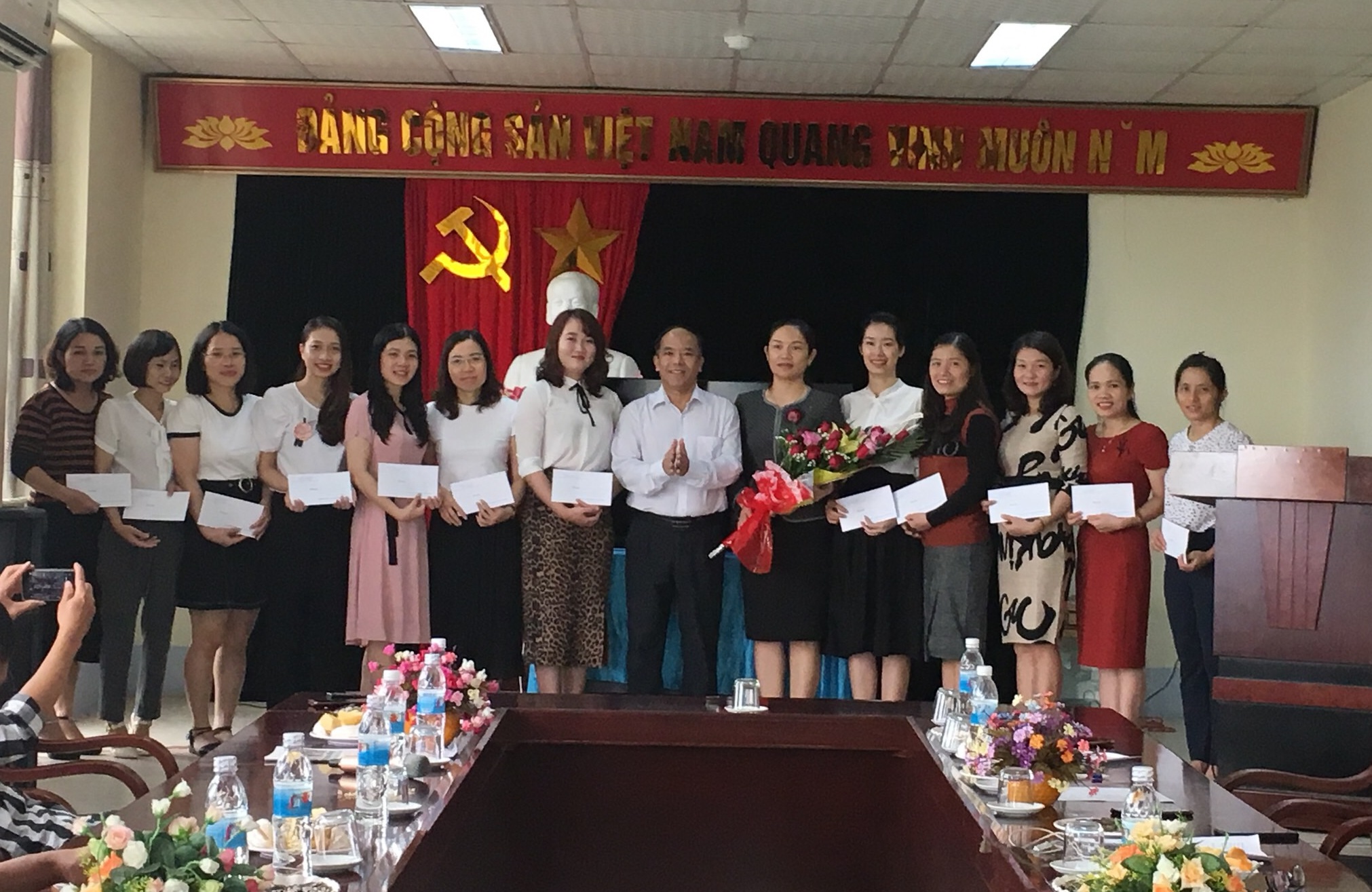 đồng chí Phượng trao hoa