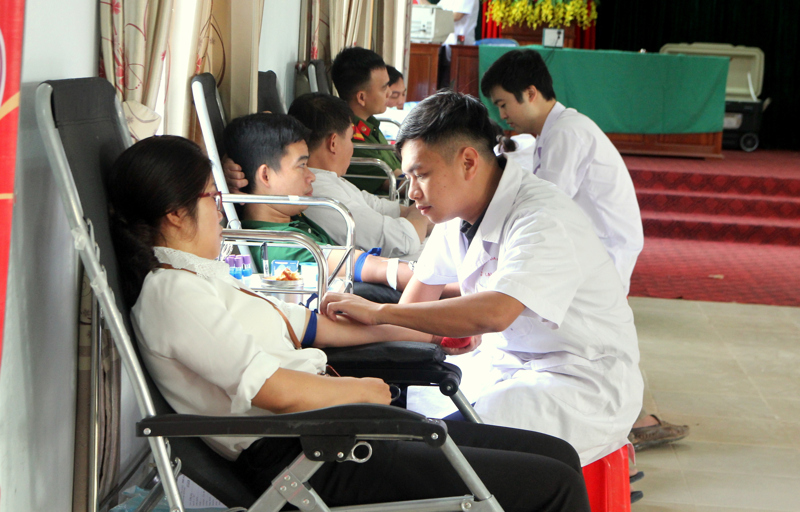 Tình nguyện viên hiên máu tình nguyện.