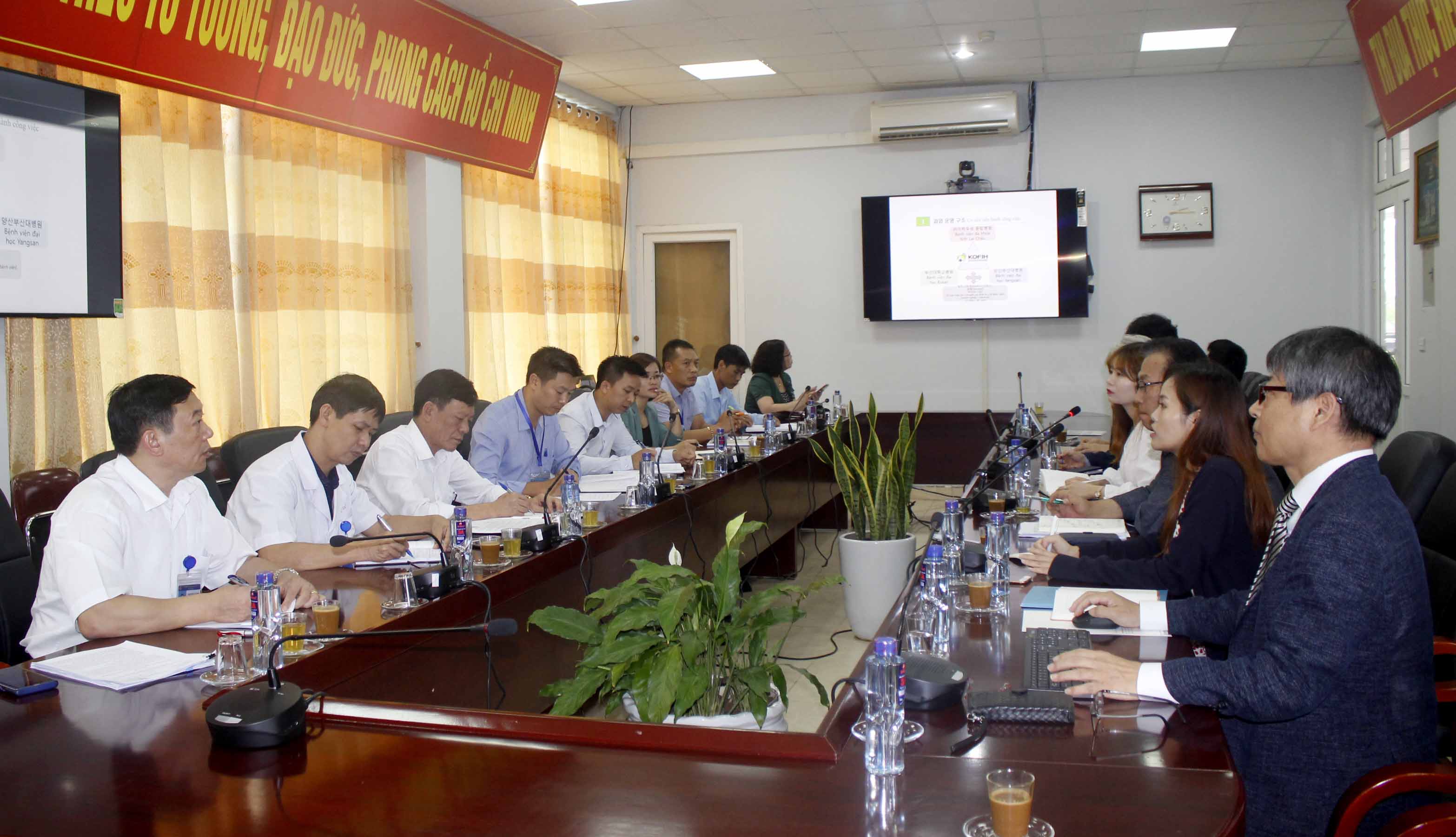 Quang cảnh buổi làm việc 