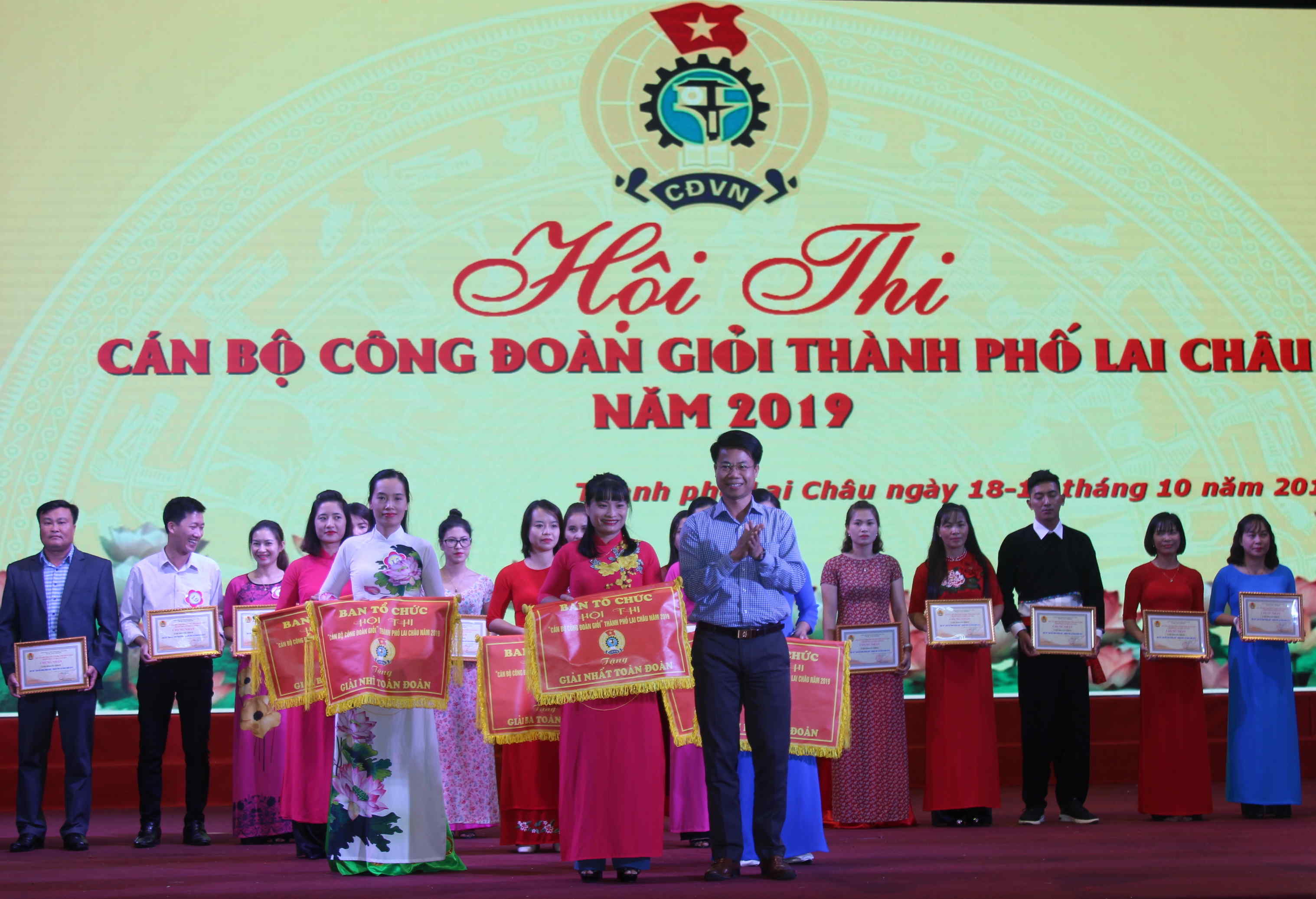 Đồng chí Hoàng Quốc Khánh – Phó Bí thư Thành ủy trao giải Nhất toàn đoàn cho đội Liên công đoàn khối Đảng và Ban Quản lý Dự án thành phố.