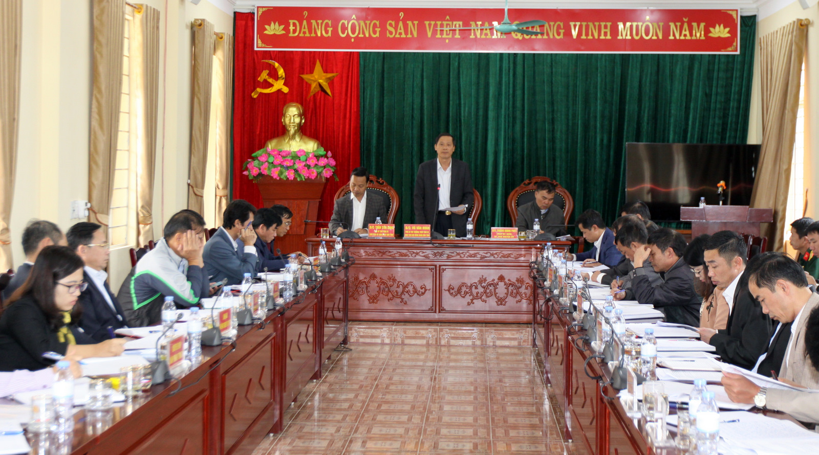 Đồng chí Vũ Văn Hoàn – Phó Bí thư Thường trực Tỉnh ủy, Chủ tịch HĐND tỉnh kết luận tại buổi làm việc với huyện Sìn Hồ