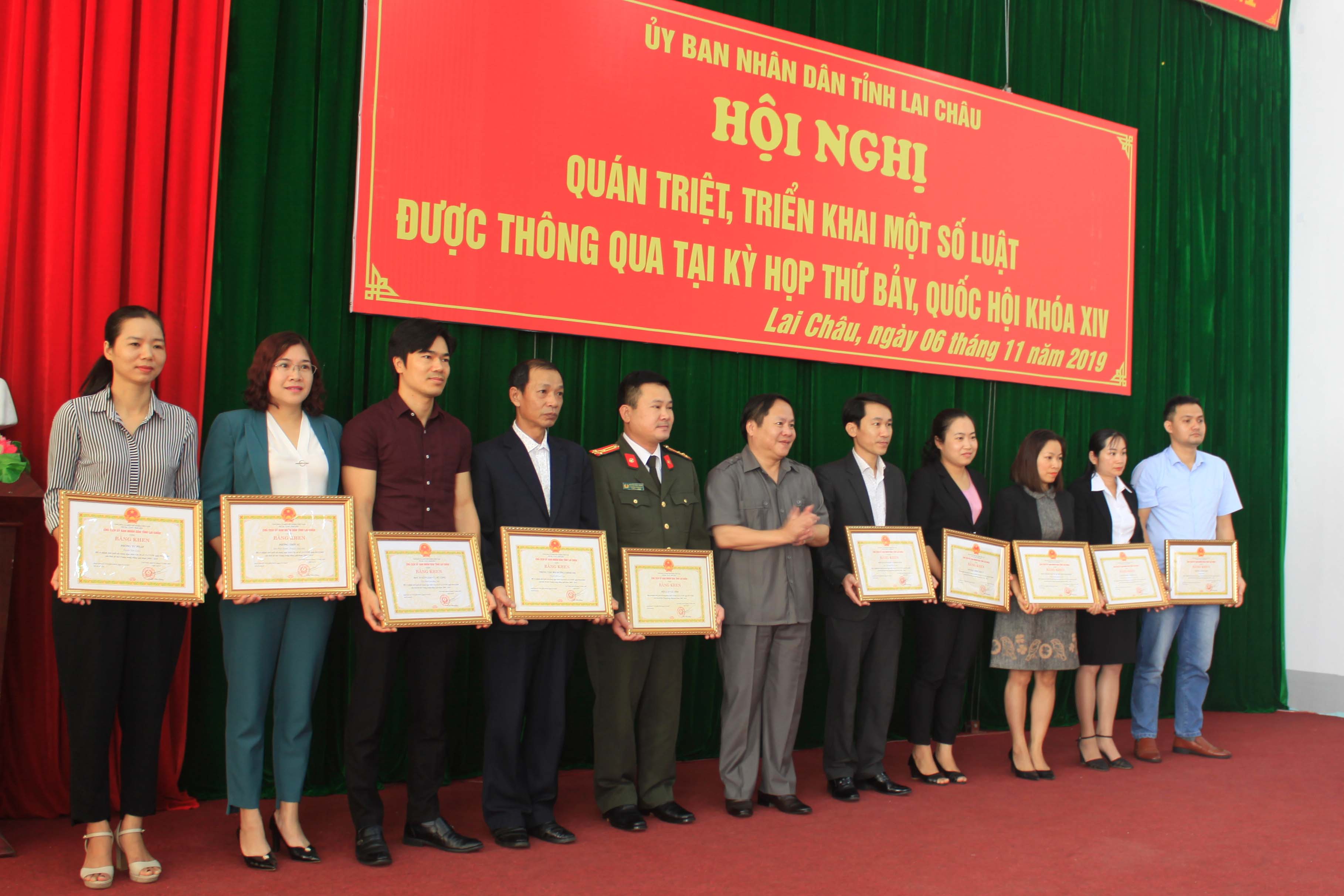 Đồng chí Tống Thanh Hải tặng Băng fkhen
