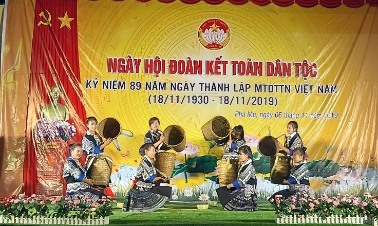 Văn nghệ chào mừng ngày hội