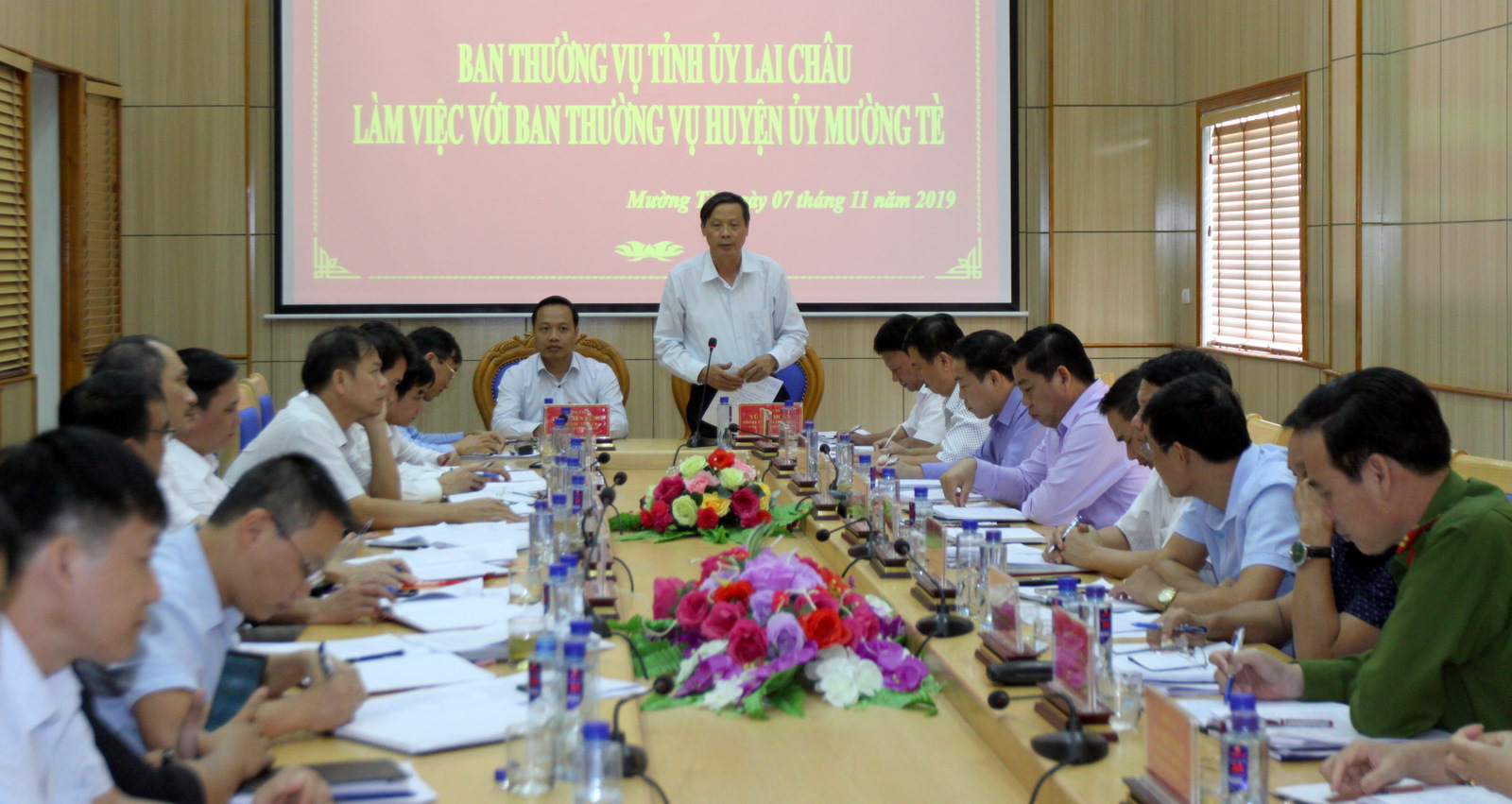 Đồng chí Vũ Văn Hoàn – Phó Bí thư Thường trực Tỉnh ủy, Chủ tịch HĐND tỉnh phát biểu kết luận tại buổi làm việc với huyện