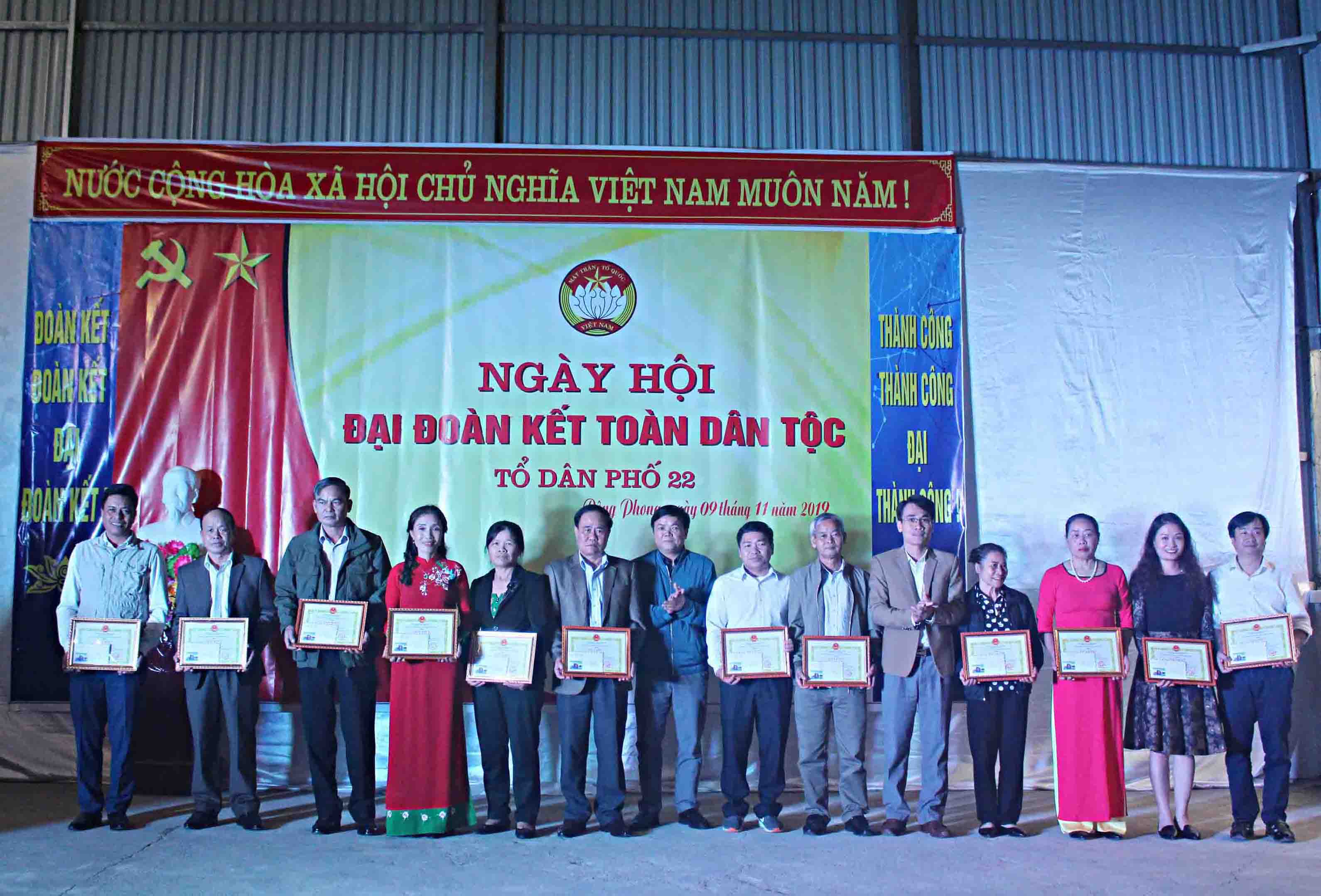 Lãnh đạo UBND phường Đông Phong trao giấy khen 