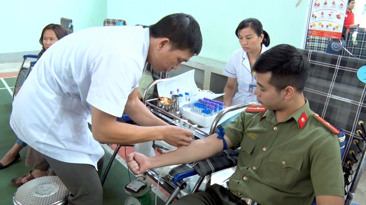 Tình nguyện viên tham gia hiến máu tình nguyện