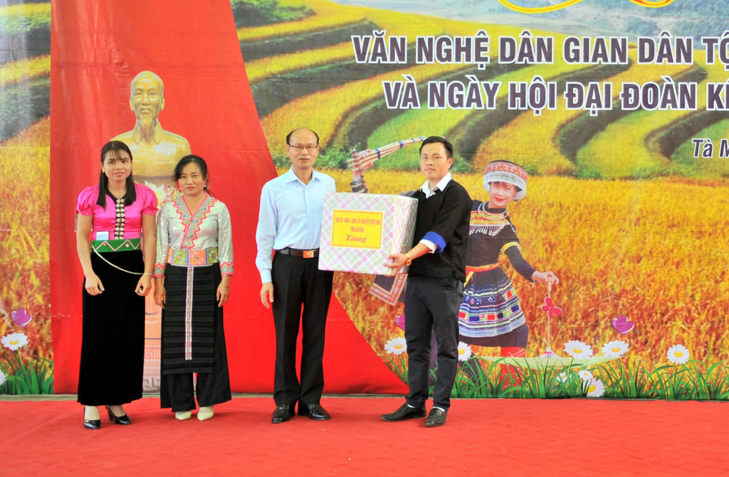 Đồng chí Nguyễn Trọng Cường - Ủy viên Ban Thường vụ Tỉnh ủy, Trưởng Ban Nội chính Tỉnh ủy trao quà của Tỉnh ủy, HĐND, UBND, Ủy ban MTTQ tỉnh cho Hội thi