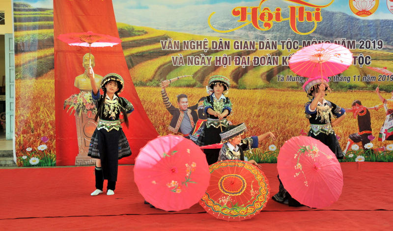 Tiết mục thi văn nghệ của Đoàn xã Tà Mung