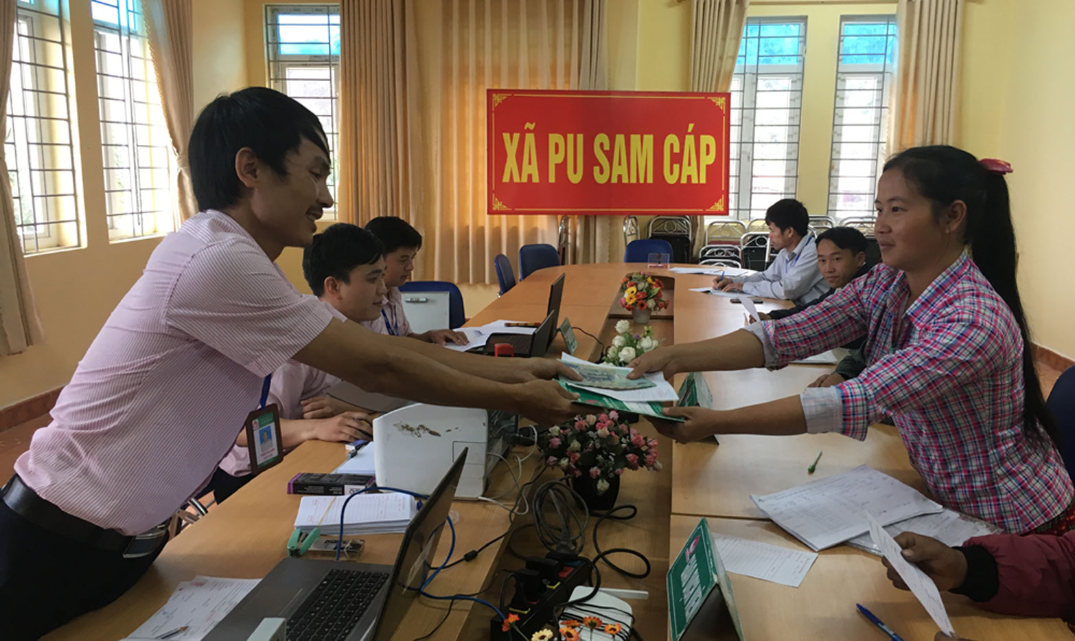 Cán bộ Ngân hàng CS - XH huyện Sìn Hồ giao dịch tại xã Pu Sam Cáp.