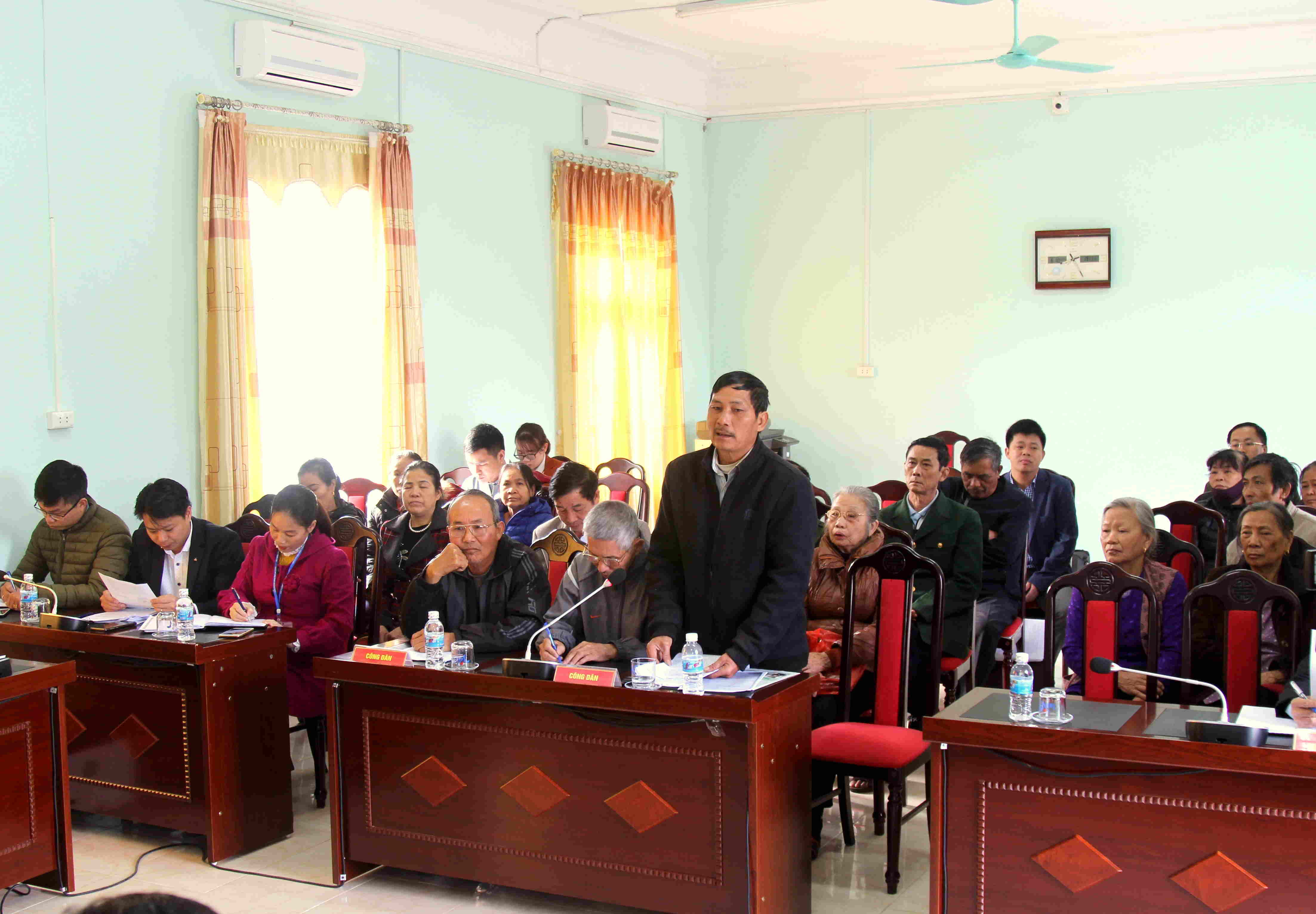 Công dân kiến nghị tại buổi Tiếp xúc cử tri định kỳ tháng 11 năm 2019.