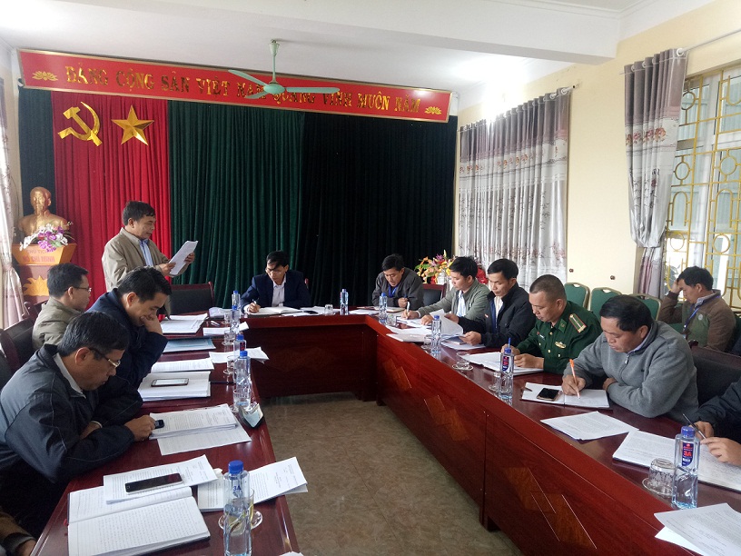 Thành viên đoàn công tác Ban Thường vụ huyện ủy Phong Thổ tham gia ý kiến vào báo cáo chính trị của Ban chấp hành Đảng bộ xã Sin Suối Hồ
