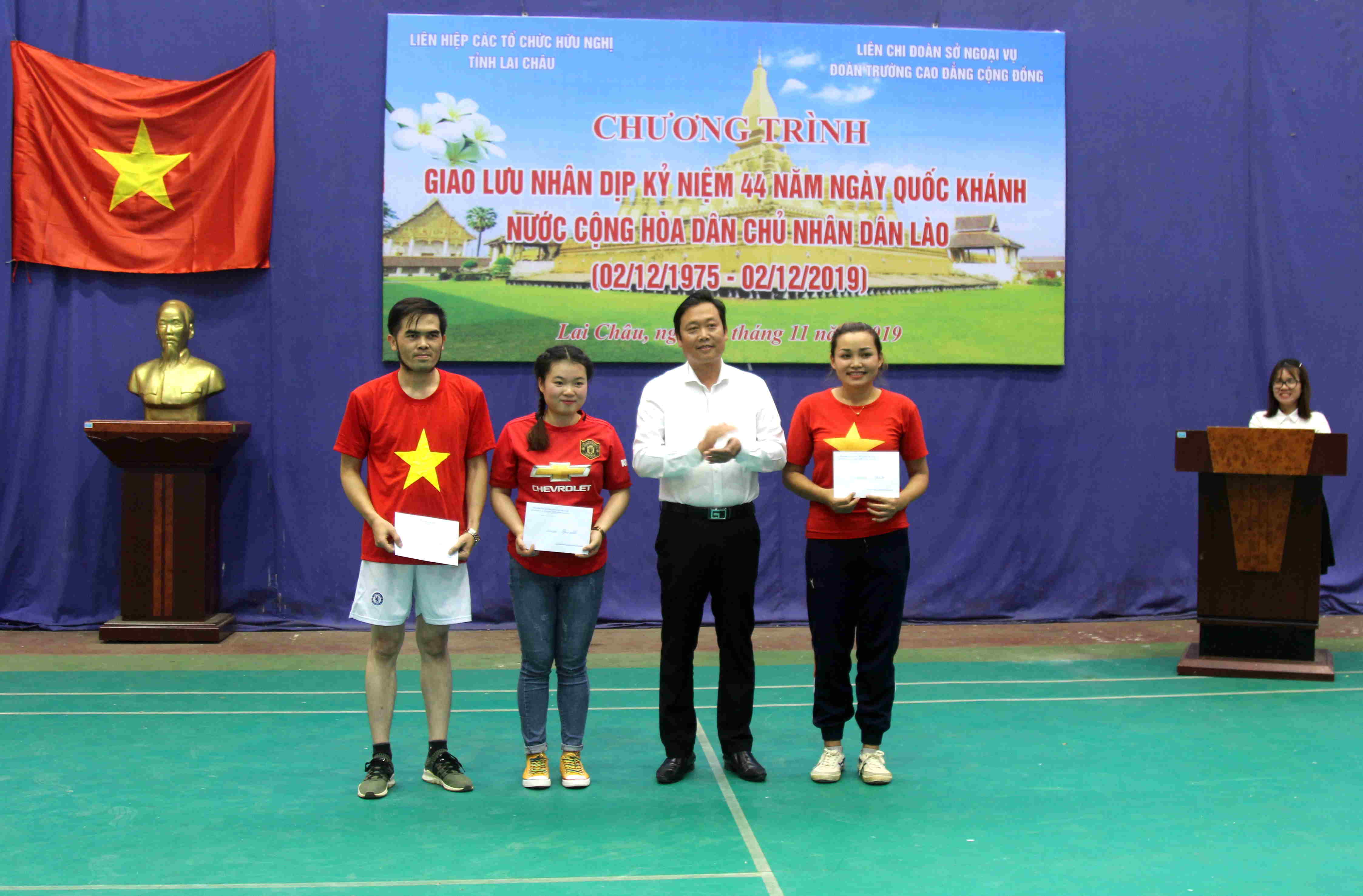 Đồng chí Đặng Quang Tuấn – Giám đốc Sở Ngoại vụ, Phó Chủ tịch Liên hiệp các tổ chức hữu nghị tỉnh trao giải nhất, nhì, ba cho phần thi kéo co cho các đội thi.