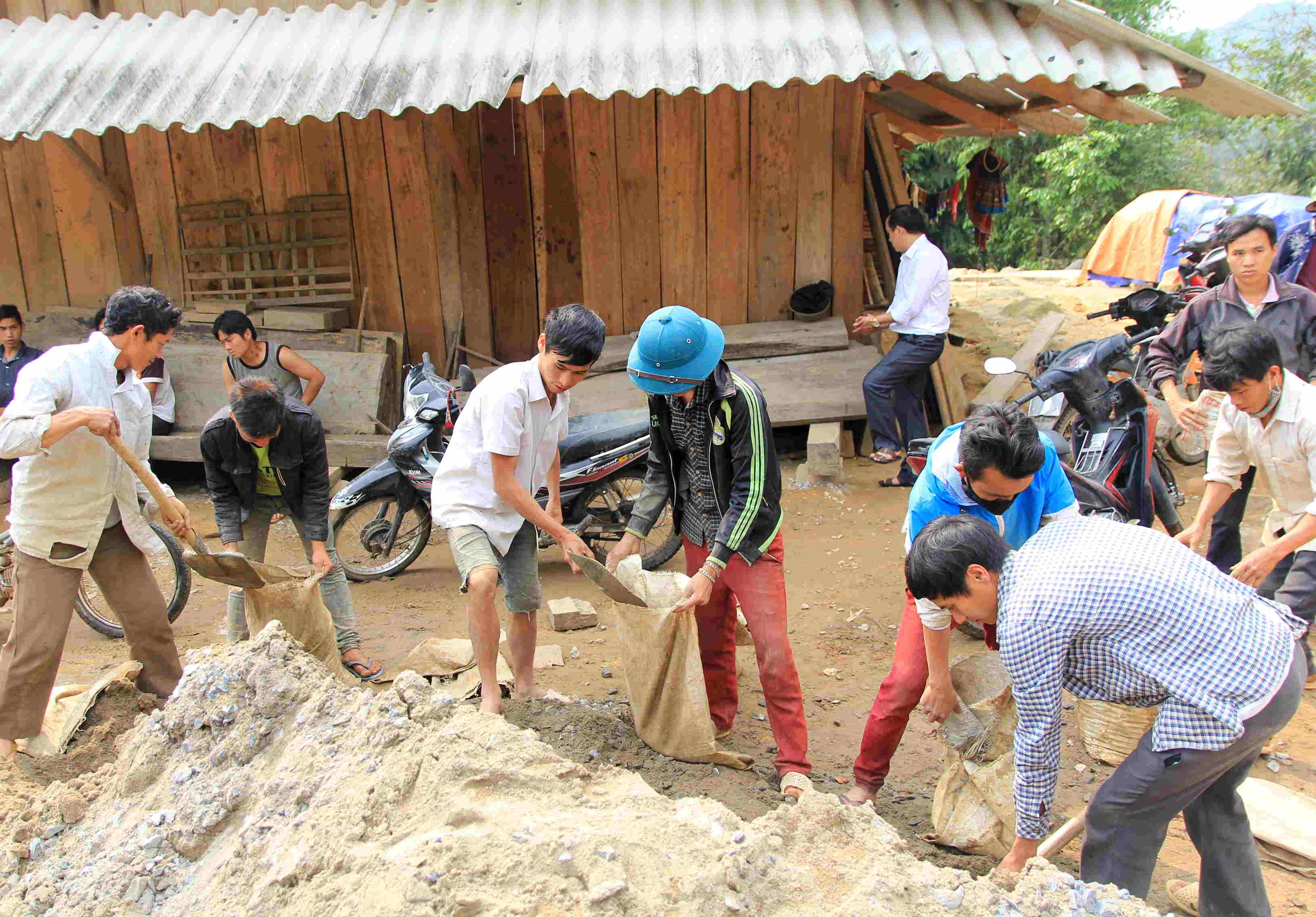 Người dân bản Ma Quai 1, xã Ma Quai cùng nhau khuôn cát sỏi để xây dựng đường giao thông nội bản.