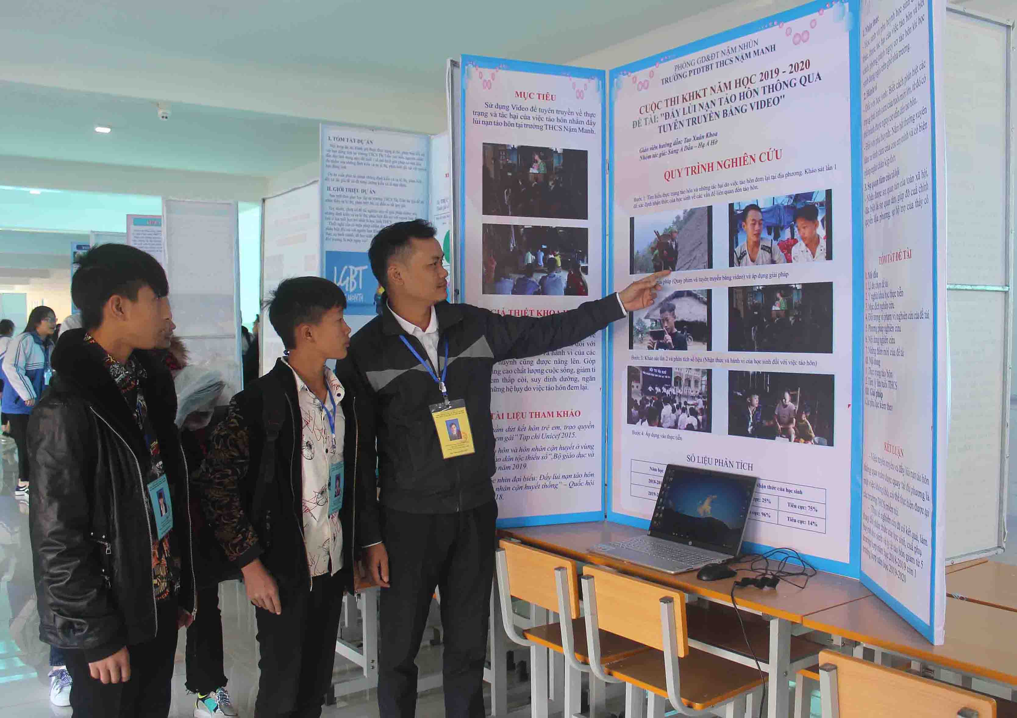 Học sinh Trường PTDTBT THCS Nậm Manh (huyện Nậm Nhùn) thuyết trình về dự án “Đẩy lùi nạn tảo hôn thông qua tuyên truyền bằng video” thuộc lĩnh vực: Khoa học xã hội và hành vi.