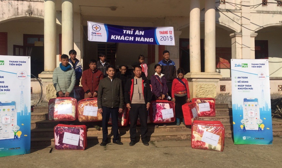 Đại diện Điện lực Sìn Hồ, lãnh đạo xã Hồng Thu tặng quà cho hộ nghèo, hộ hoàn cảnh khó khăn xã Hồng Thu.