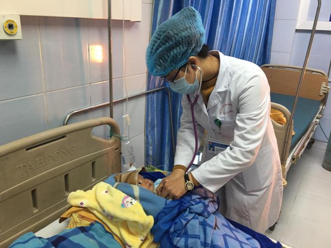 Bác sỹ khoa Nhi thăm khám bệnh nhi. 