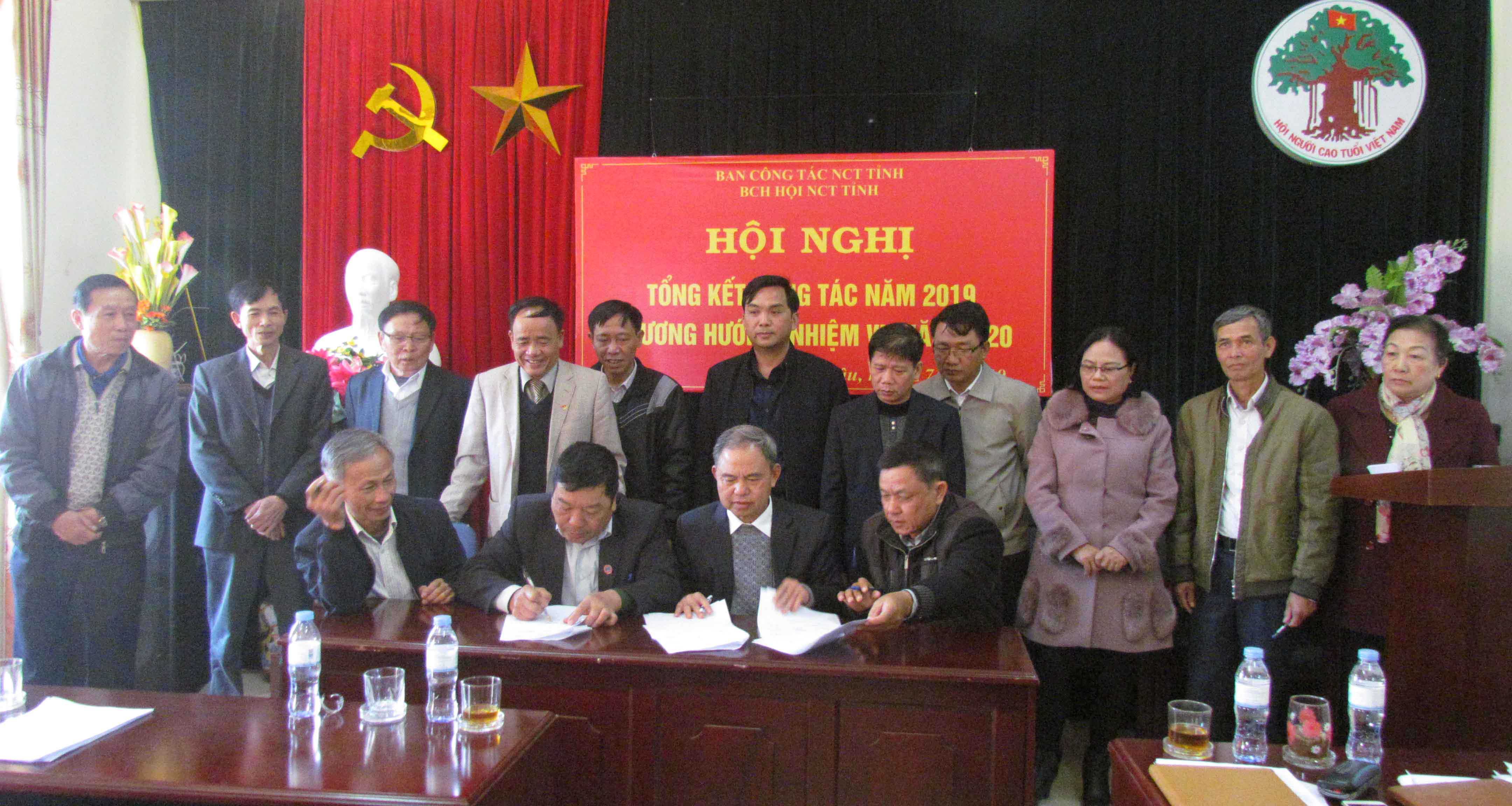Ban đại diện Hội NCT các huyện, thành phố ký giao ước thi đua năm 2020