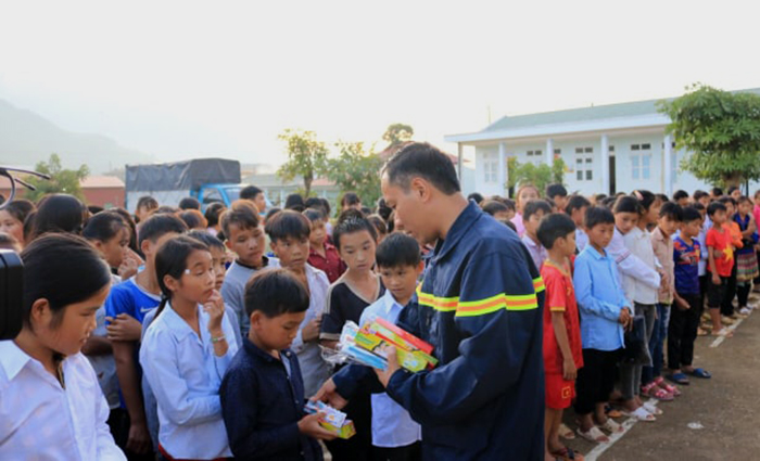 Cán bộ Phòng cảnh sát PCCC & CNCH, Công an tỉnh tặng đồ dùng học tập cho học sinh trường PTDTBT THCS xã Tà Mung. 